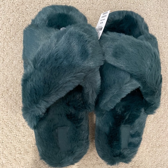 Victoria’s Secret - Pink Plush Robe and Slippers Set - Picture 6 of 7